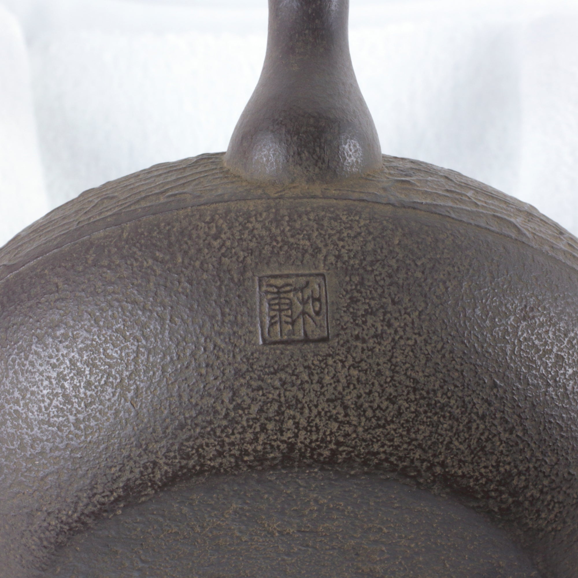 ★田山鉄瓶工房(南部鉄器協同組合)松葉紋布団型鉄瓶(小)0.7L 桐箱入 伝統工芸士 田山 和康 作 【0035335】