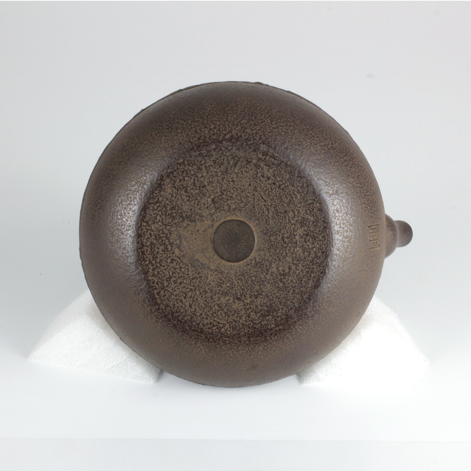 ★田山鉄瓶工房(南部鉄器協同組合)松葉紋布団型鉄瓶(小)0.7L 桐箱入 伝統工芸士 田山 和康 作 【0035335】