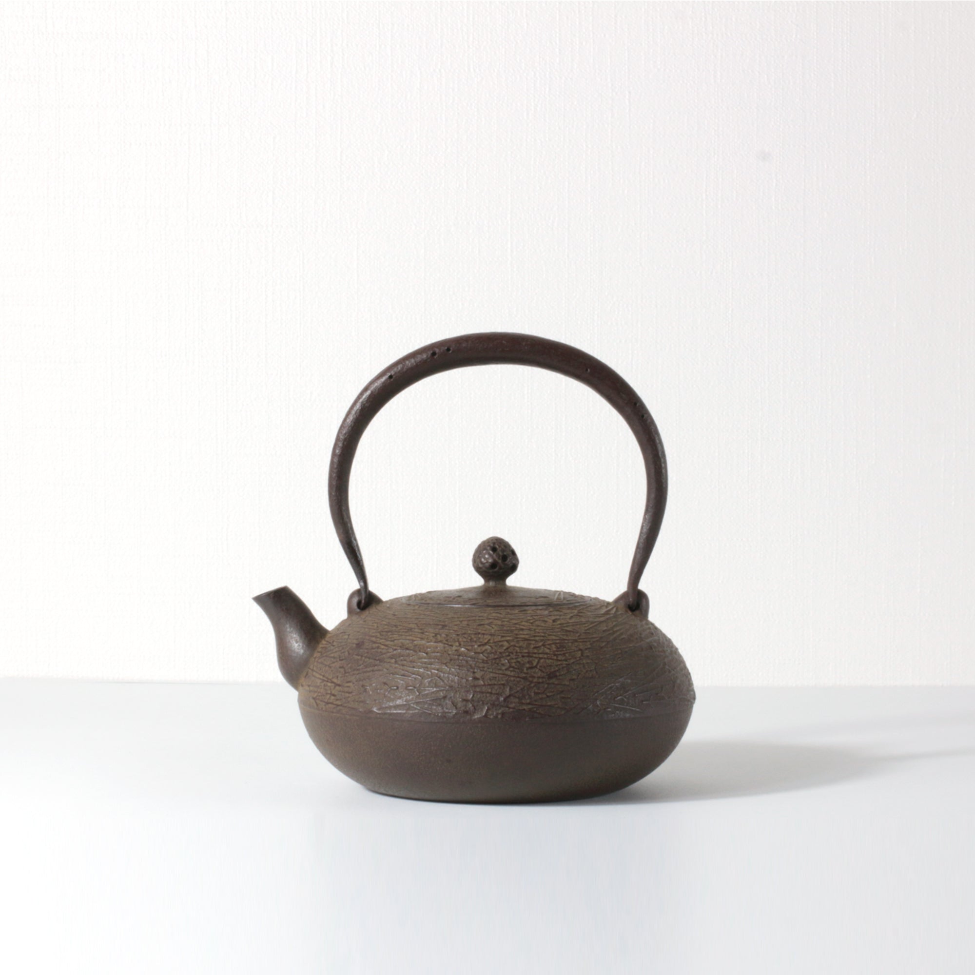 ★田山鉄瓶工房(南部鉄器協同組合)松葉紋布団型鉄瓶(小)0.7L 桐箱入 伝統工芸士 田山 和康 作 【0035335】