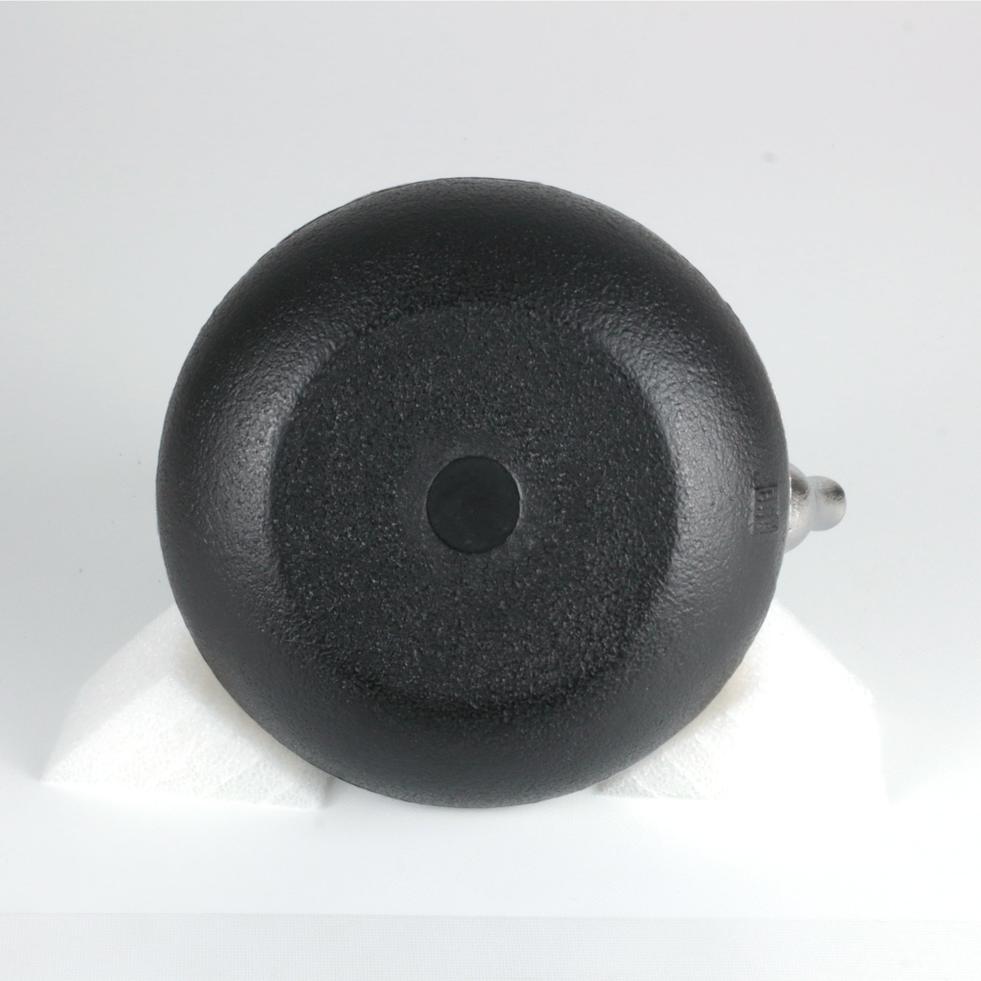 ★田山鉄瓶工房(南部鉄器協同組合)南部砂鉄 松葉紋布団型鉄瓶(小)0.65L 桐箱入 伝統工芸士 田山 和康 作 【0035336】