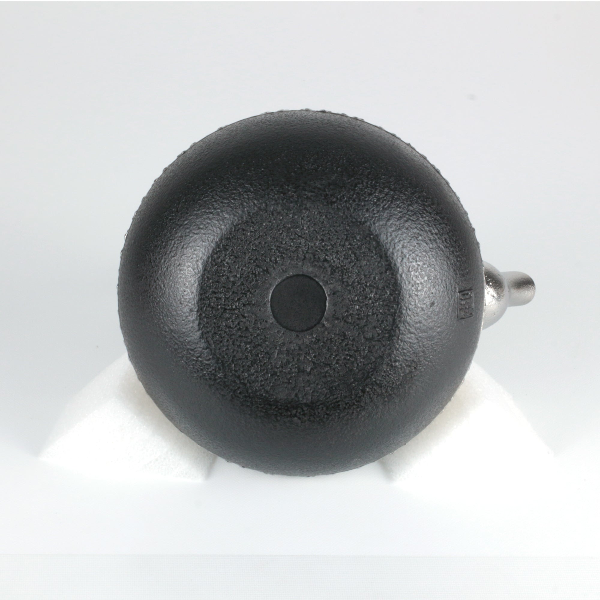 ★田山鉄瓶工房(南部鉄器協同組合)南部砂鉄 桜紋玉型鉄瓶 0.7L 桐箱入 伝統工芸士 田山 和康 作 【0035337】