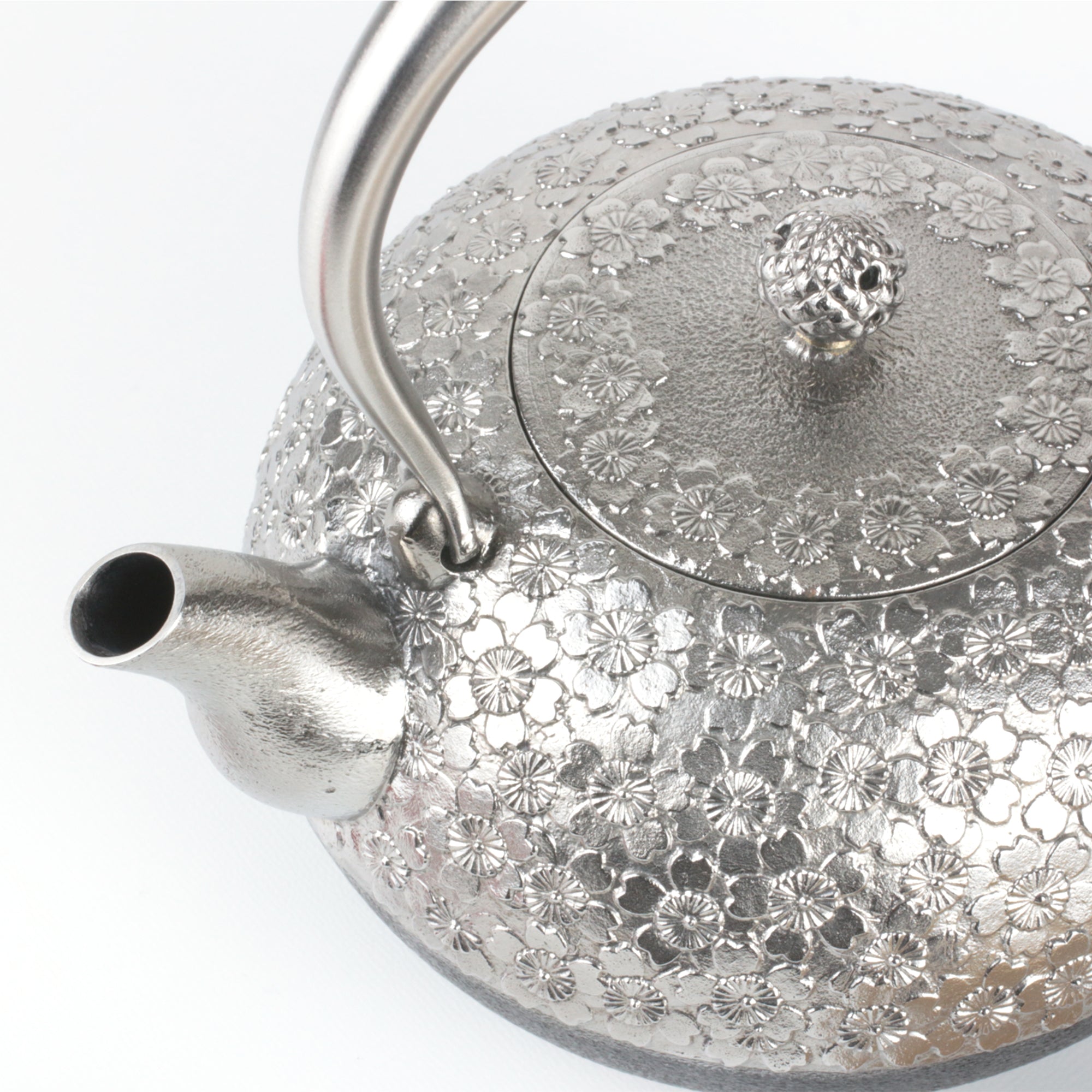 ★田山鉄瓶工房(南部鉄器協同組合)南部砂鉄 桜紋玉型鉄瓶 0.7L 桐箱入 伝統工芸士 田山 和康 作 【0035337】