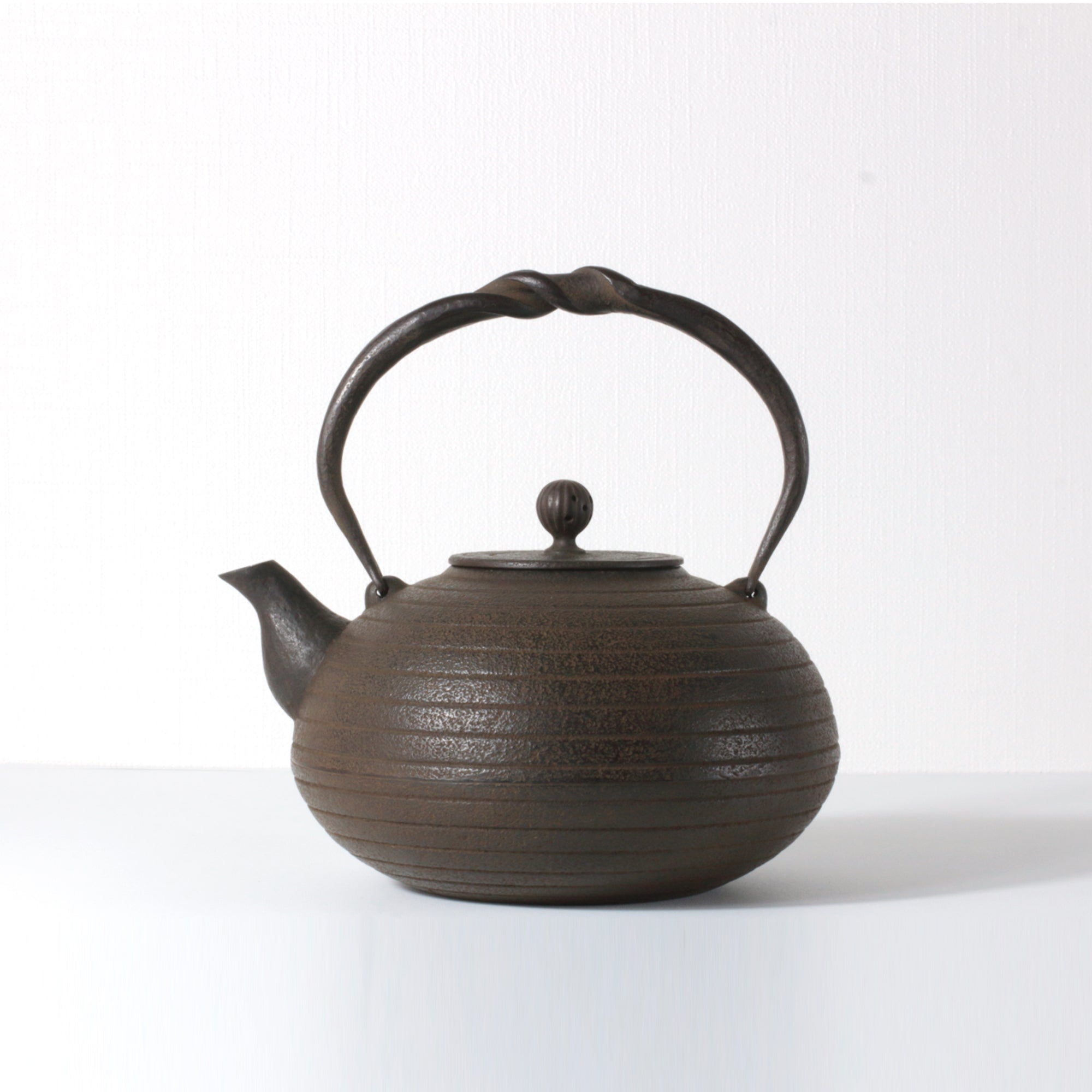 ★紅蓮堂(南部鉄器協同組合)鉄瓶 布団形みのり(環文様)1.5L 伝統工芸士 葛巻 元 作 【0035326】