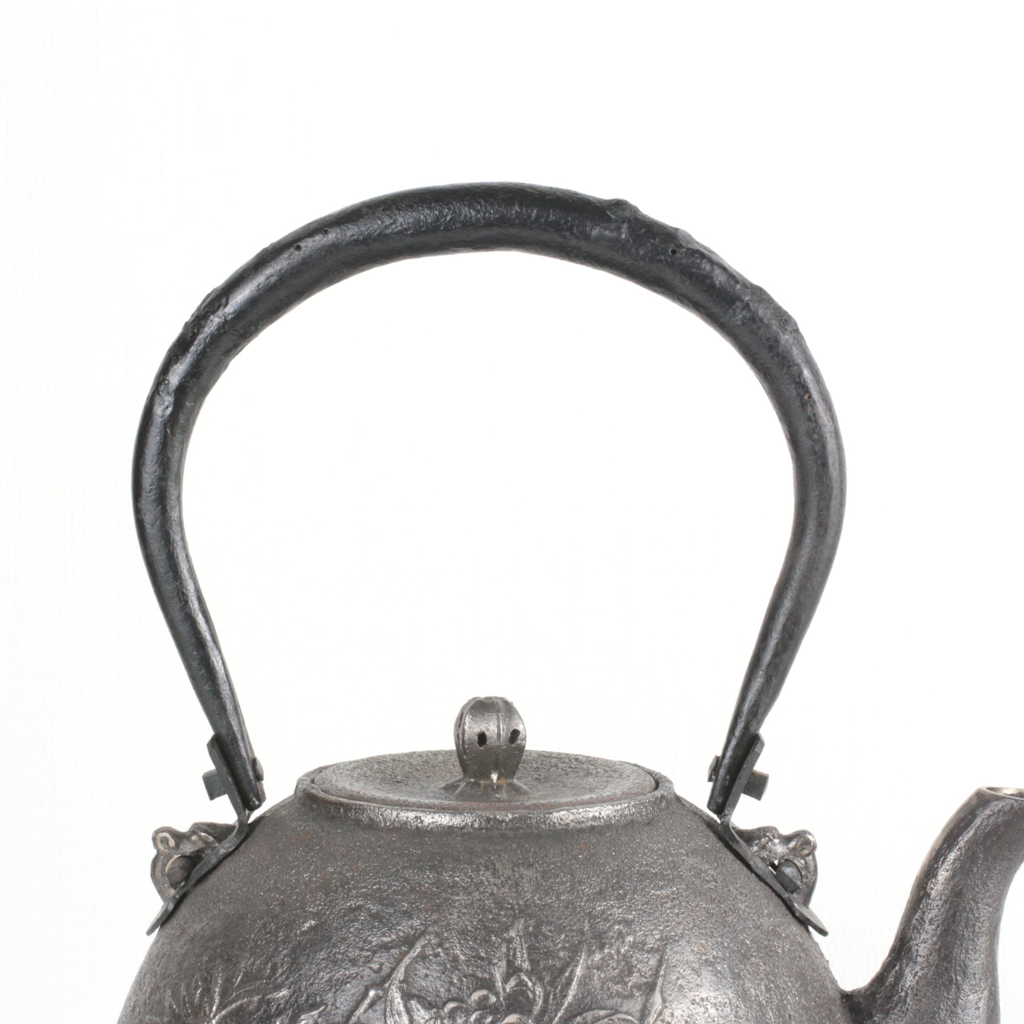 ★虎山工房(南部鉄器協同組合)砂鉄鉄瓶 南部形菊 2.7L 伝統工芸士 前田 知行 作 【0035330】