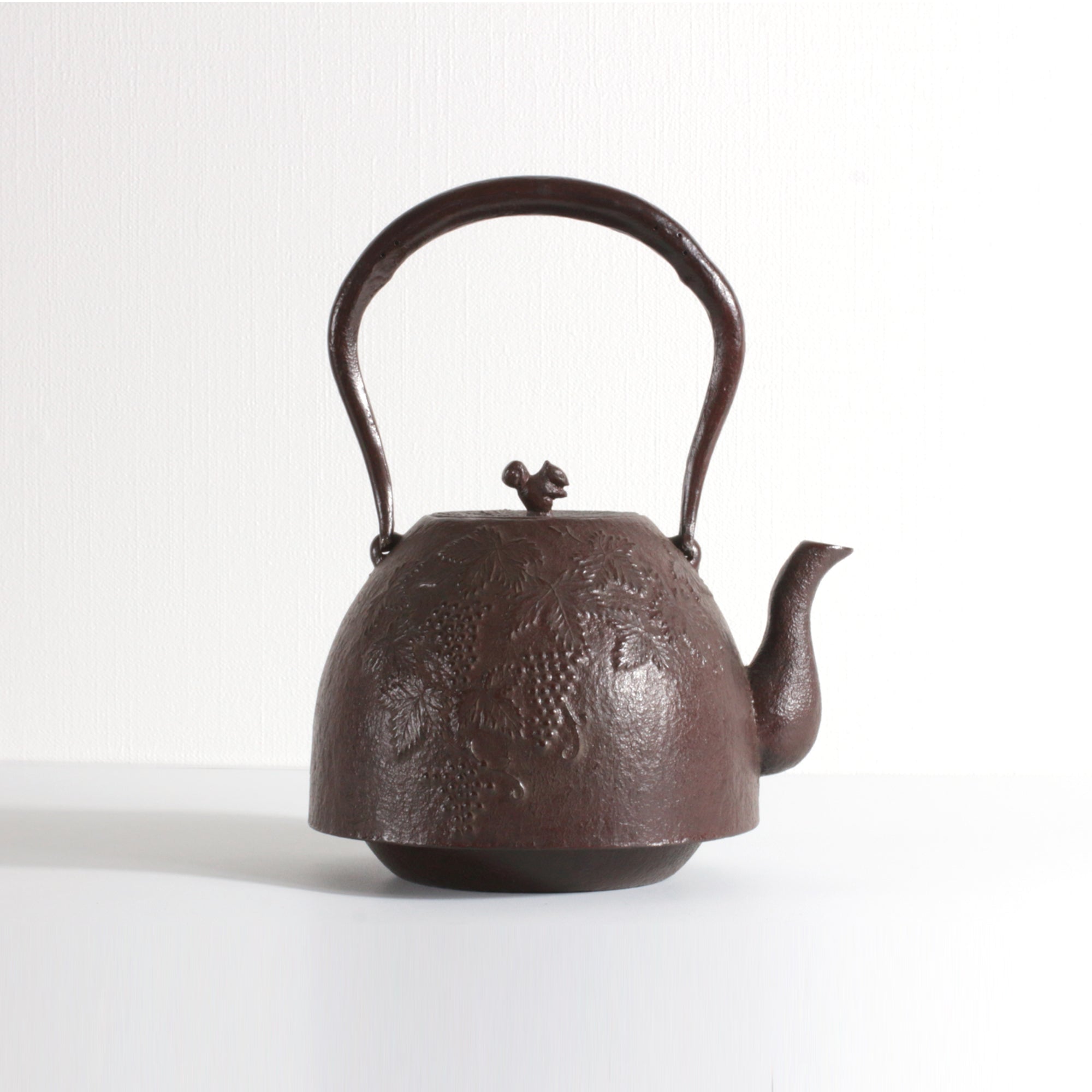★奈の花（水沢鋳物工業協同組合）鉄瓶 南部型葡萄 茶 1.4L 伝統工芸士 佐々木 奈美 作 【0035342】