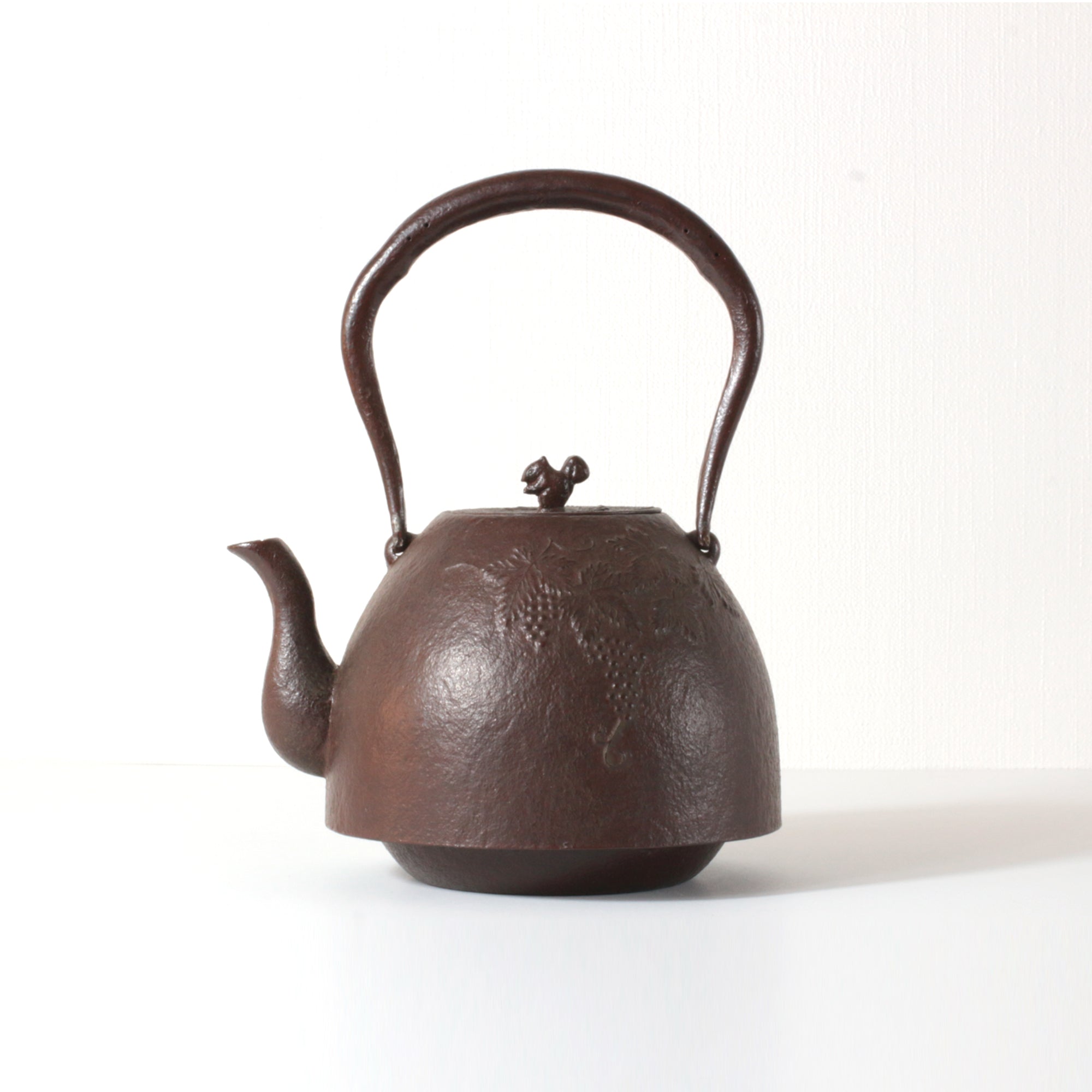 ★奈の花（水沢鋳物工業協同組合）鉄瓶 南部型葡萄 茶 1.4L 伝統工芸士 佐々木 奈美 作 【0035342】
