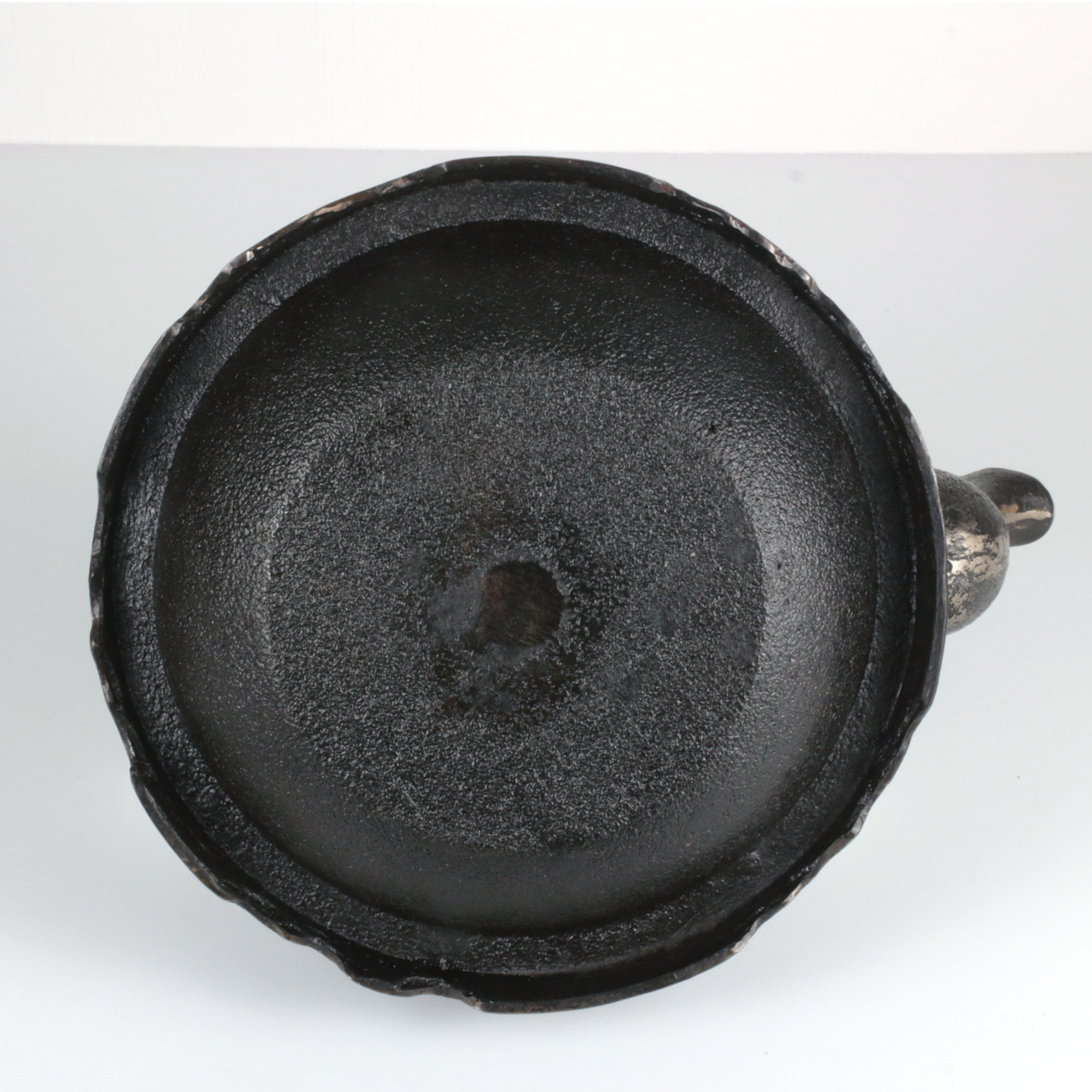 ★虎山工房（南部鉄器協同組合）砂鉄鉄瓶 南部形菊 2.7L 伝統工芸士 前田 知行 作 【0035330】