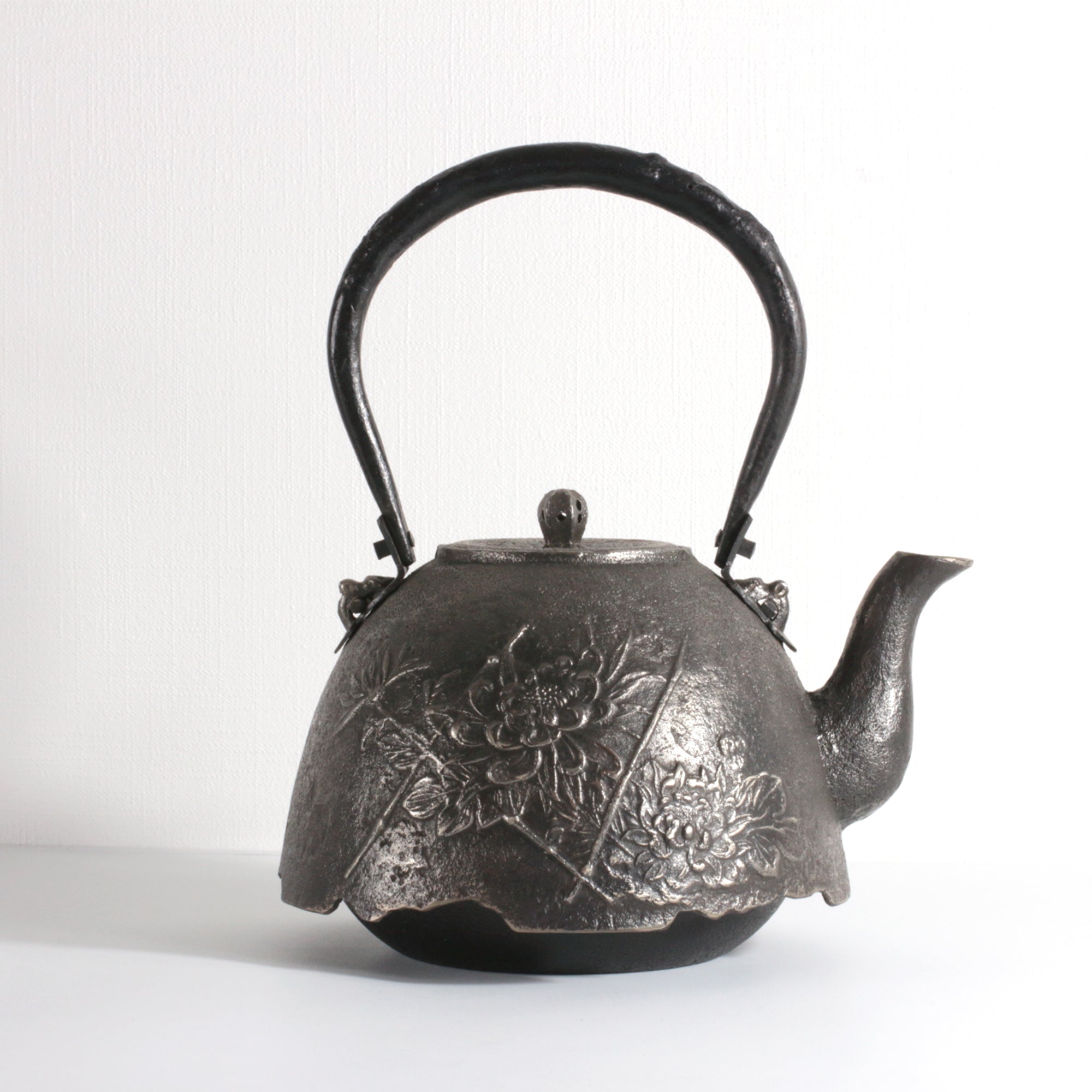 ★虎山工房（南部鉄器協同組合）砂鉄鉄瓶 南部形菊 2.7L 伝統工芸士 前田 知行 作 【0035330】